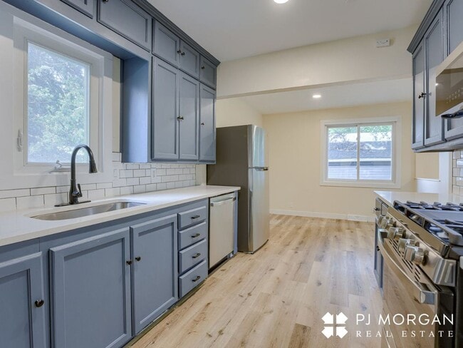 Building Photo - 3 bedroom, 2 bathroom House Available Imme...