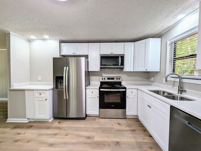 Building Photo - 190 Forsythia Ct