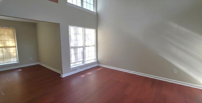 Foto del edificio - 4915 Lakebrooke Run