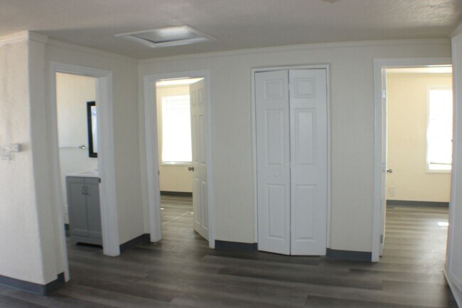 Foto del edificio - Charming 2-Bed, 1-Bath Home with Inviting Back Porch