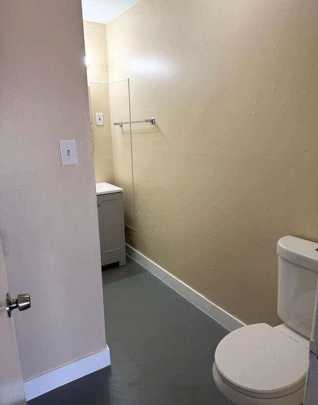 Foto del edificio - 2117 Ballard Dr