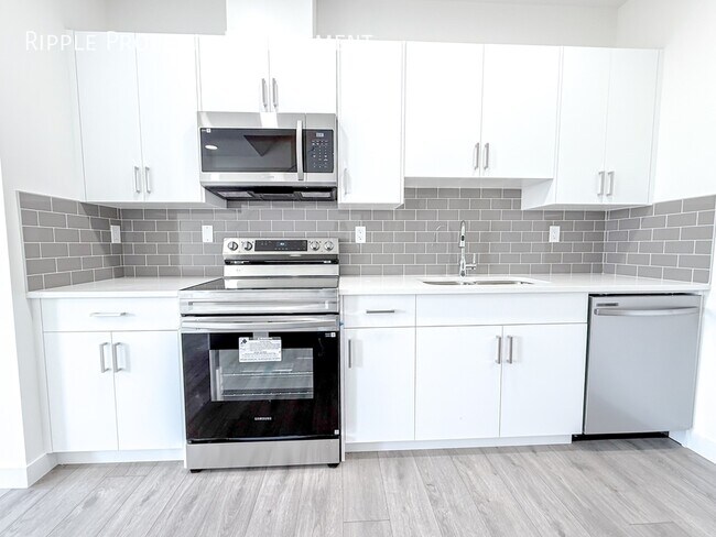 Photo du bâtiment - Modern 3 Beds, 2.5 Baths TownHouse | 2 Pet...