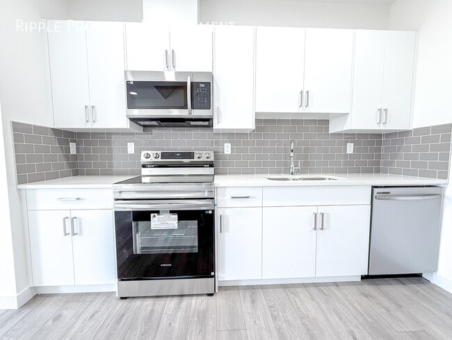 Photo du bâtiment - Modern 3 Beds, 2.5 Baths TownHouse | 2 Pets Allowed. 20lbs Max