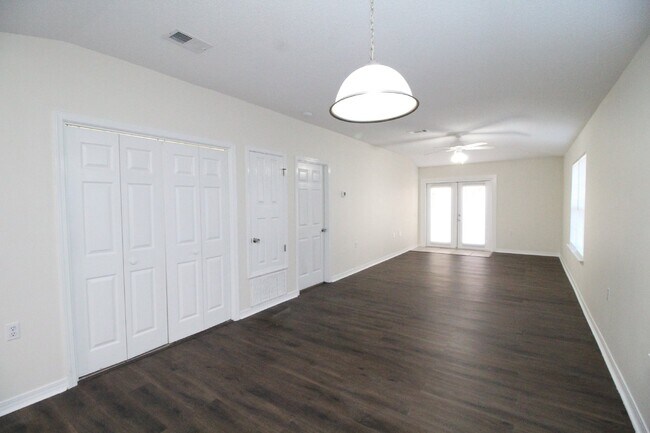 Foto del edificio - Northeast Pensacola 2BR, 2BA End-Unit Townhome Near Davis Hwy & UWF with Stainless Appliances, Fe...