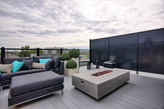 Building Photo - Plateau du parc