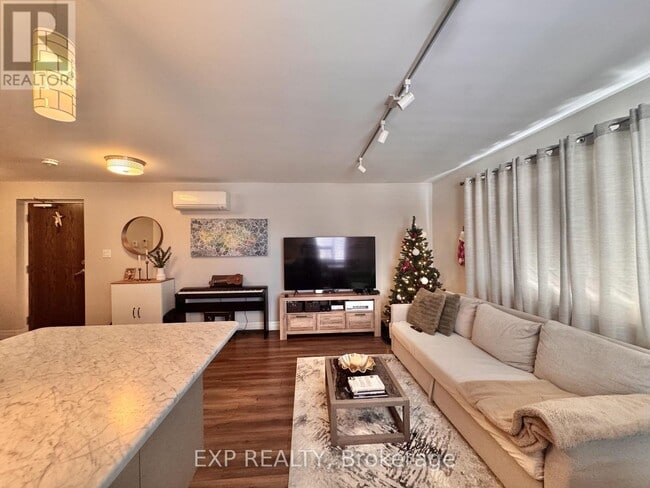 Building Photo - 5 Paisley Blvd E