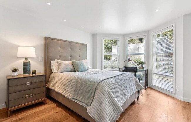 Building Photo - fully renovated 1-bedroom, 1-bath condo offers a stylish city retreat with a true neighborhood vibe.