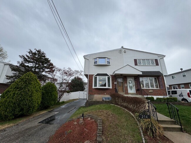 Building Photo - Stunning 4-Bedroom Twin Home in Lansdowne!...