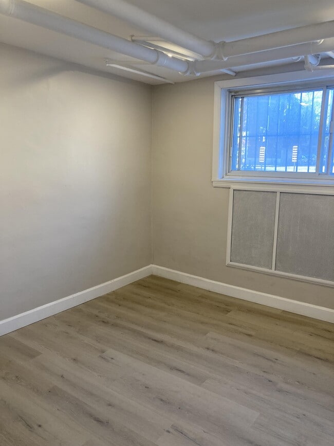 Building Photo - 2150 Bd Saint-Joseph E