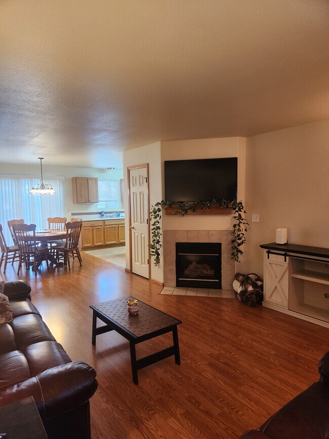 Foto del edificio - 4965 Universal Heights