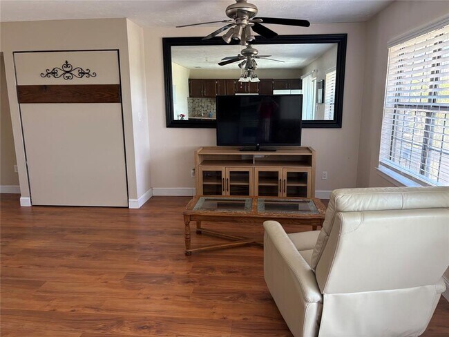 Foto del edificio - 21013 Highland Lake Dr