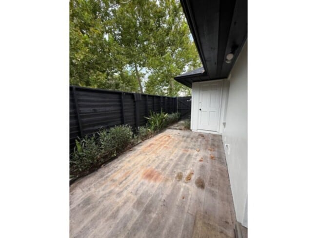 Building Photo - 2 Bedroom in Quiet Setting w/ Lawn Care &a...