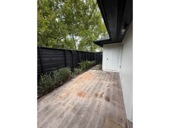 Foto del edificio - 2 Bedroom in Quiet Setting w/ Lawn Care &a...