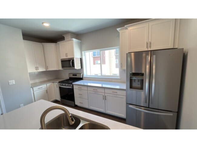 Building Photo - New three-story town home in revitalized I...