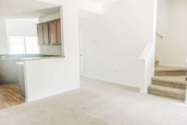 Building Photo - 3 BR/ 2.5 BA Townhome in Somerset Springs ...