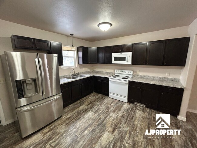 Foto del edificio - 214 W Russell St