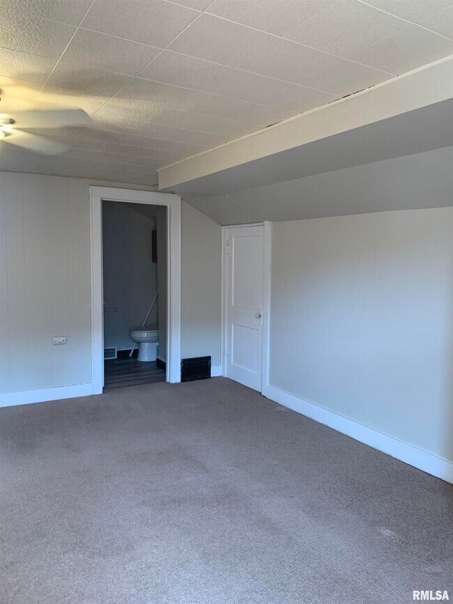 Building Photo - 513 W Loucks Ave