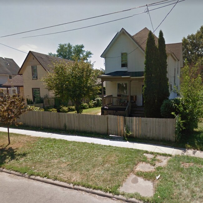 746 Hackett St Unit Upper, Beloit, WI 53511 Room for Rent in Beloit