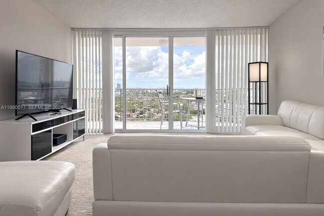 Foto del edificio - 7601 E Treasure Dr