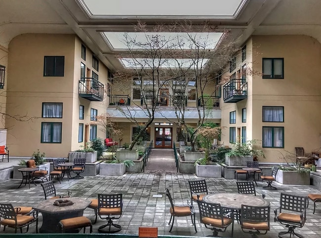 Beautiful Lincoln School Studio - Beautiful Lincoln School Studio Apartment