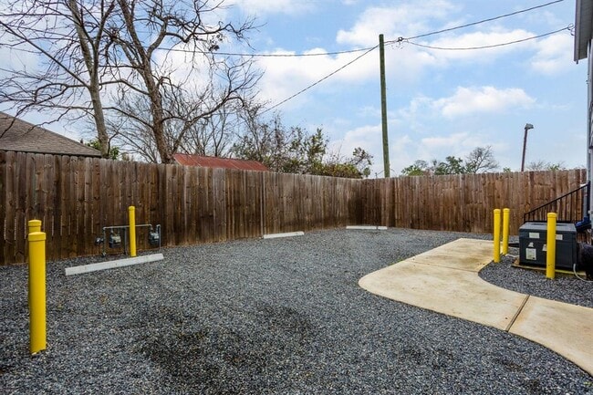 Building Photo - 317 Eastwood St