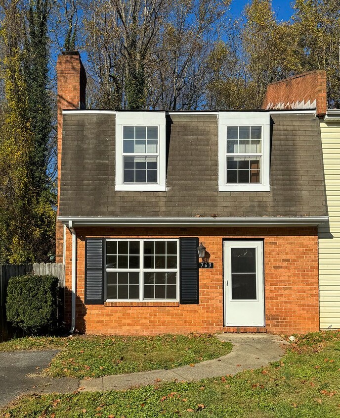 Foto principal - 3Bedroom/1.5Bath Charlottesville Townhouse...