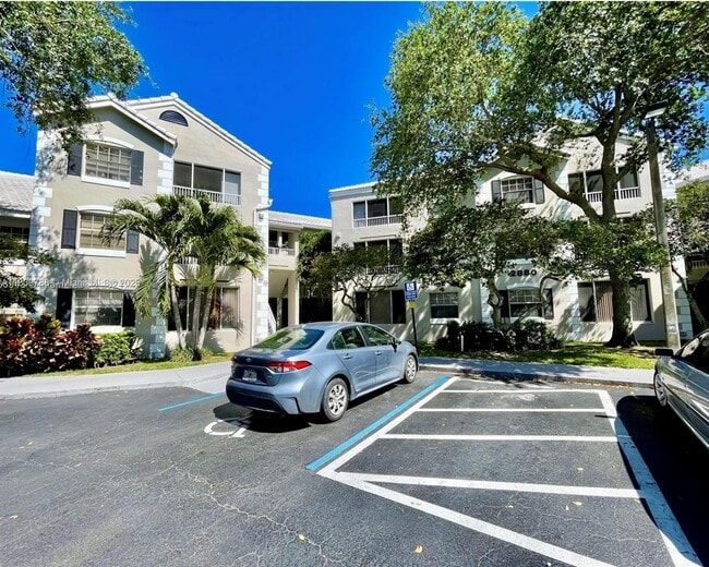 Building Photo - 2820 N Oakland Forest Dr