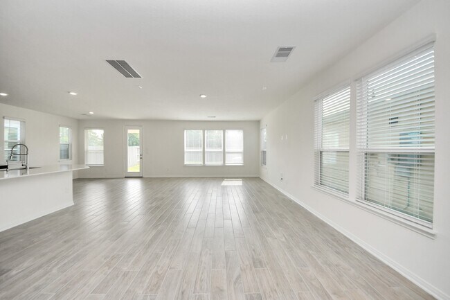 Foto del edificio - 17310 Rock Willow Ln