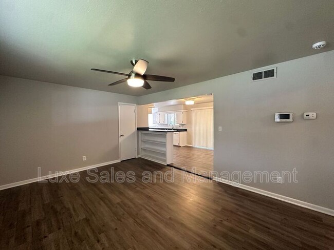 Building Photo - 407 W Fairchild Dr