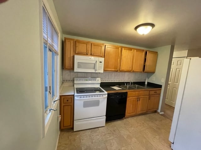 Building Photo - 4640 Dogwood Dr