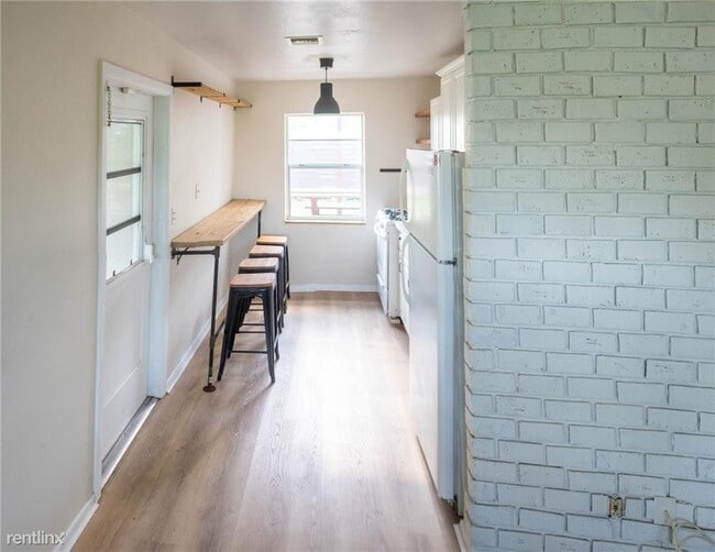 Building Photo - 2 br, 1 bath House - 2896 NE 12th Ter