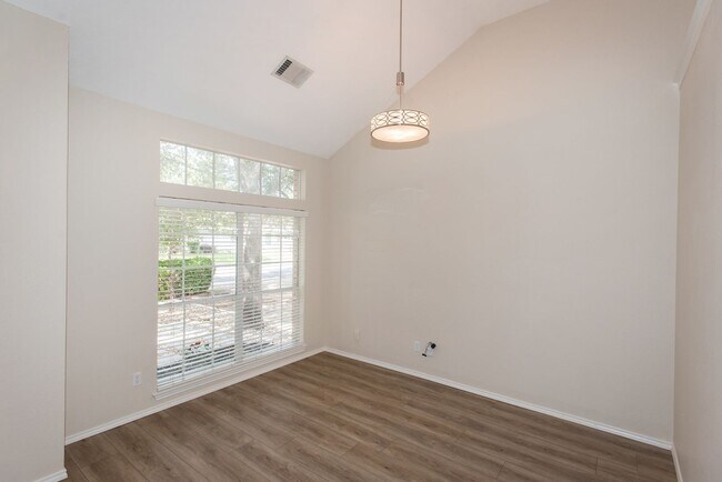 Foto del edificio - Spacious Two Story, Just Minutes to 35 and...