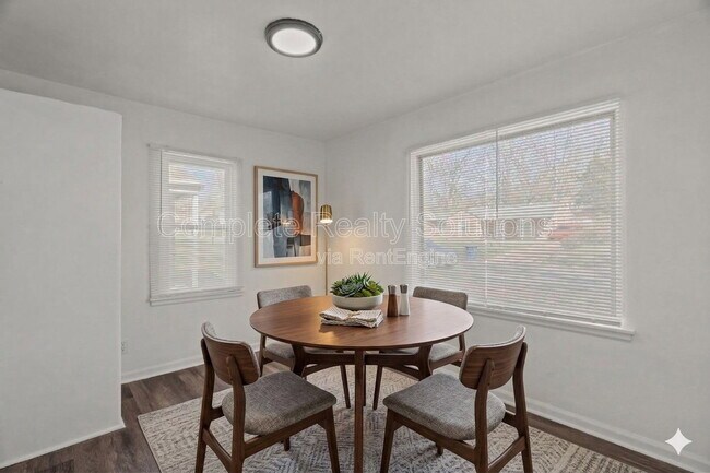Foto del edificio - 9823 Winkler Dr