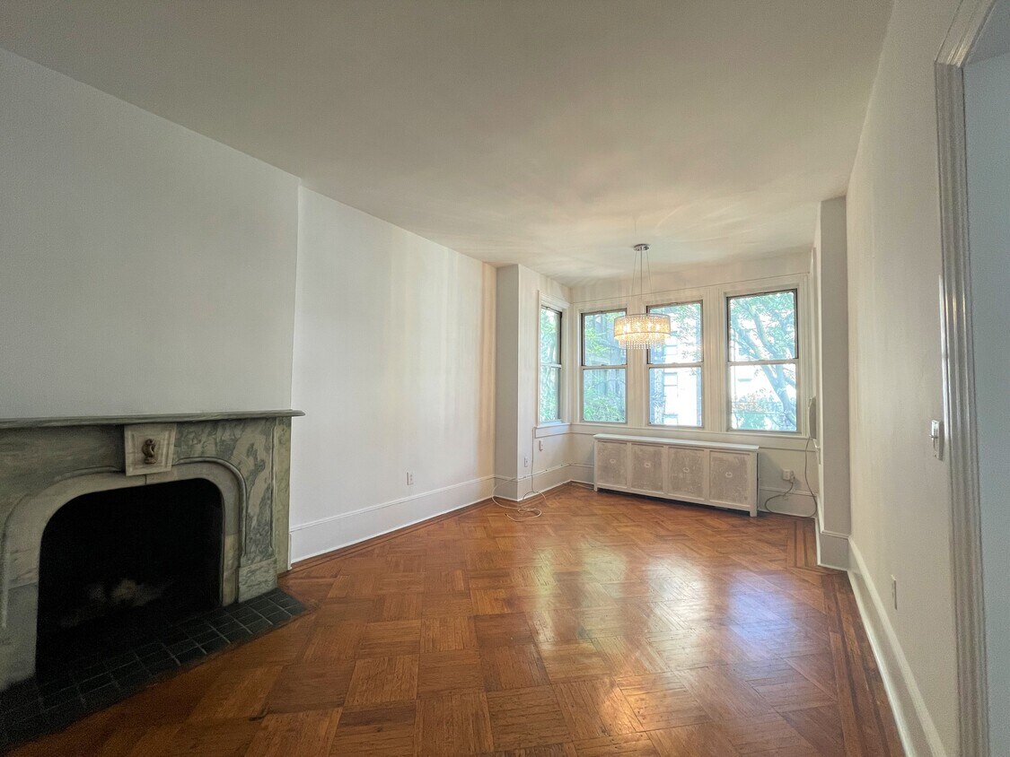 Living Room - 111 E 60th St