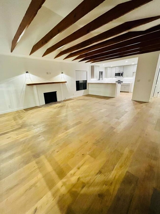 Building Photo - 858 Moraga Dr