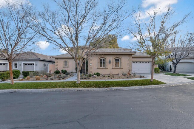 Foto del edificio - Queensridge Beauty - 5 bedroom on a 1/4+ a...
