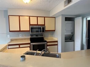 Building Photo - 9999 Summerbreeze Dr