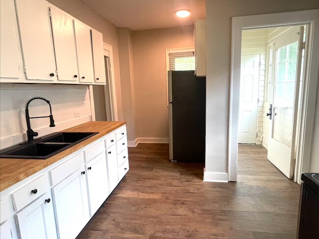 Foto del edificio - 3942-44 Cornelius Avenue