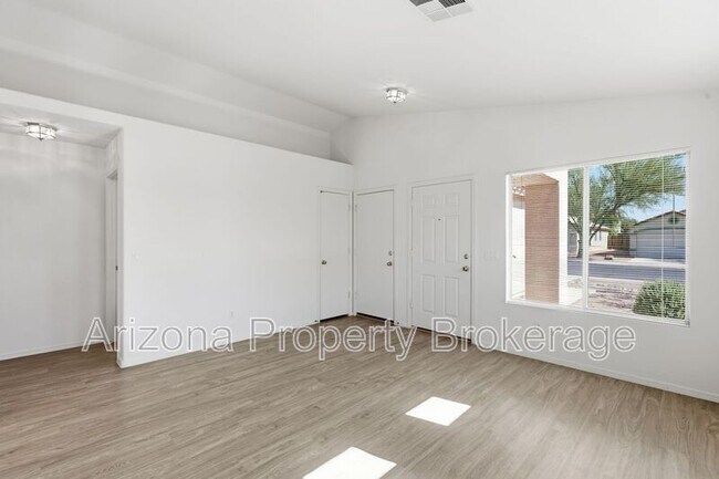 Foto del edificio - 14823 W Redfield Rd