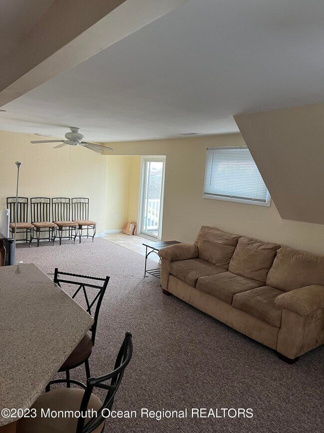 Building Photo - 633 Manetta Dr