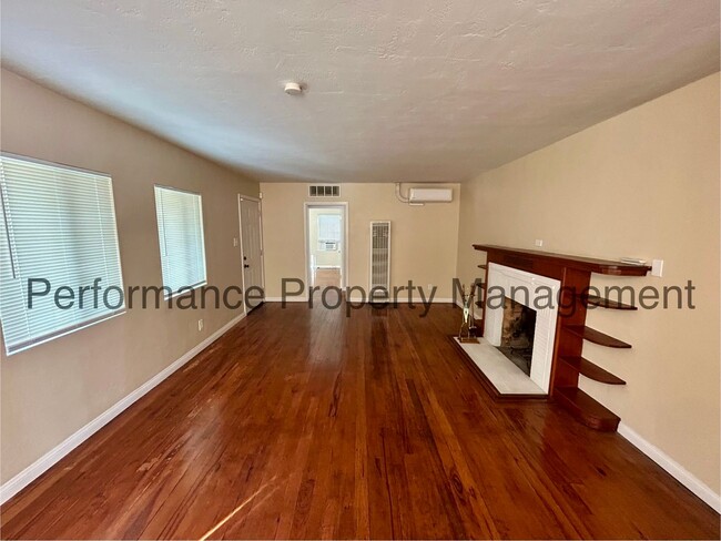 Foto del edificio - Cozy 3 Bed/1 Bath NE Bakersfield Home w/ S...