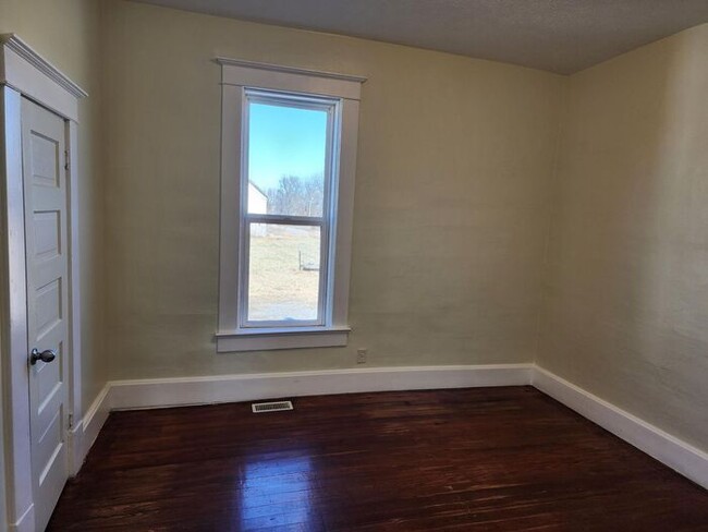 Building Photo - 2 Bedroom Home in the Country