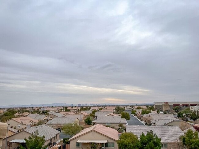 Foto del edificio - Stunning 3-Bedroom Townhouse with Rooftop ...