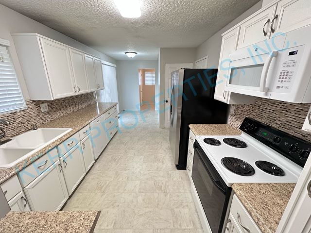 Foto del edificio - Spacious 4-Bedroom Gem with 2,320 Sq Ft of...