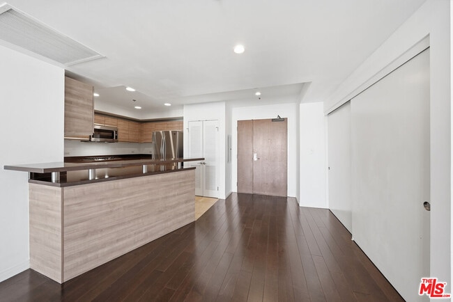 Foto del edificio - 3785 Wilshire Blvd