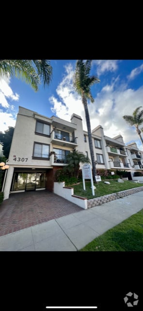 Building Photo - Whitsett Apartments