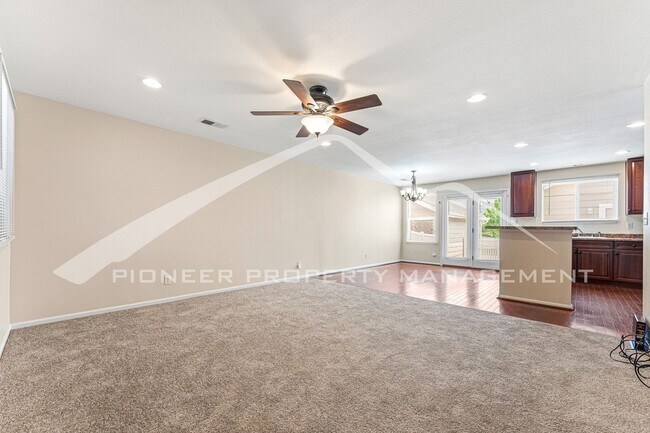 Building Photo - Charming Townhome with 1 Car Garage and Central A/C