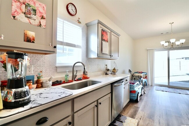 Building Photo - 3 Bed / 2 Bath in Vailley View Available NOW!