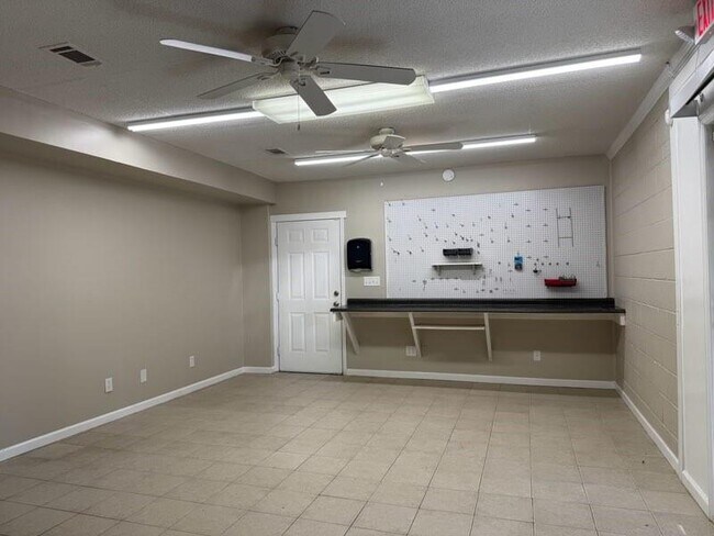 Foto del edificio - 108 Elm Rd