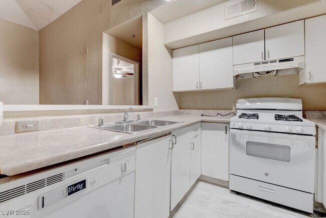 Foto del edificio - 5000 Red Rock St